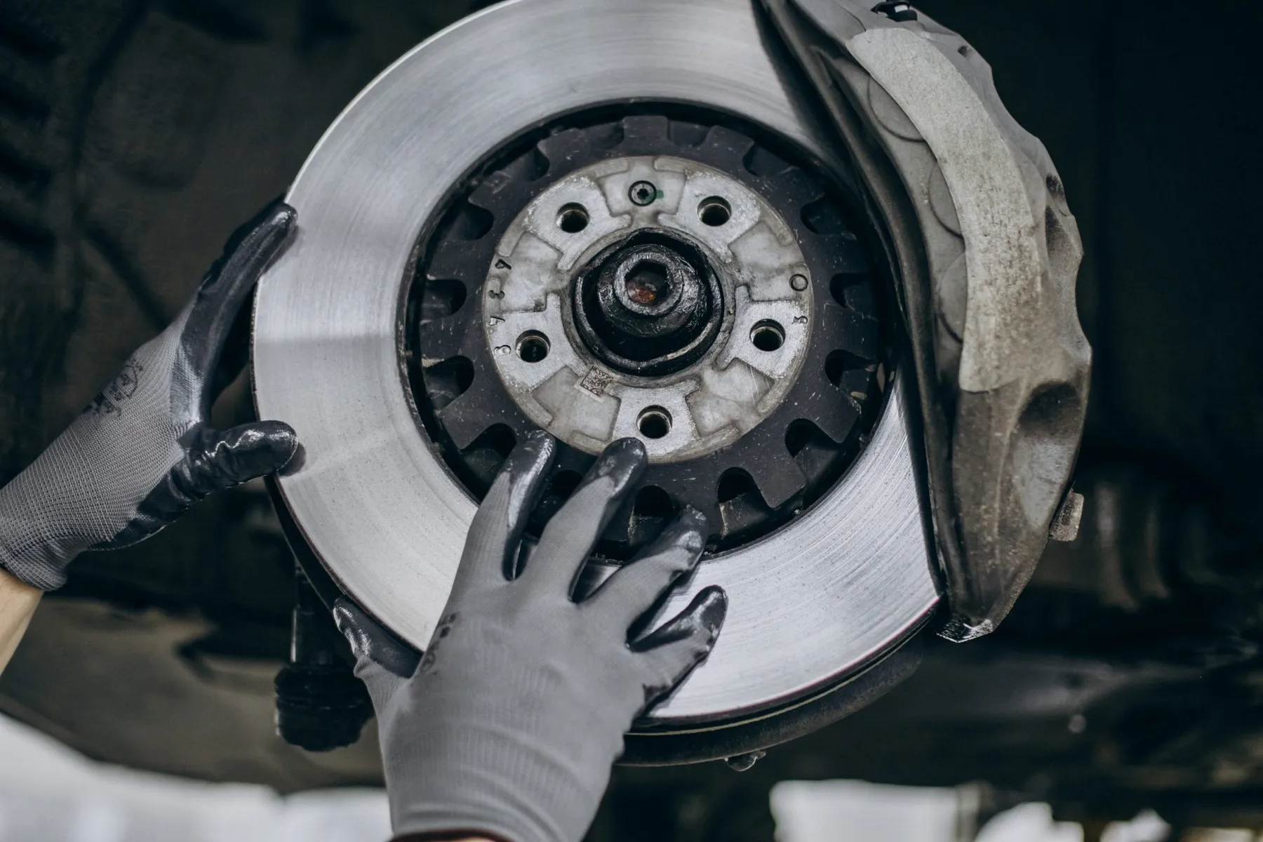 Detail brzdového kotouče a třmenu při servisní práci